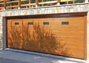Portone sezionale coibentato in tinta legno
